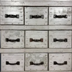 Ancien cabinet d'atelier gris clair avec 25 tiroirs.
