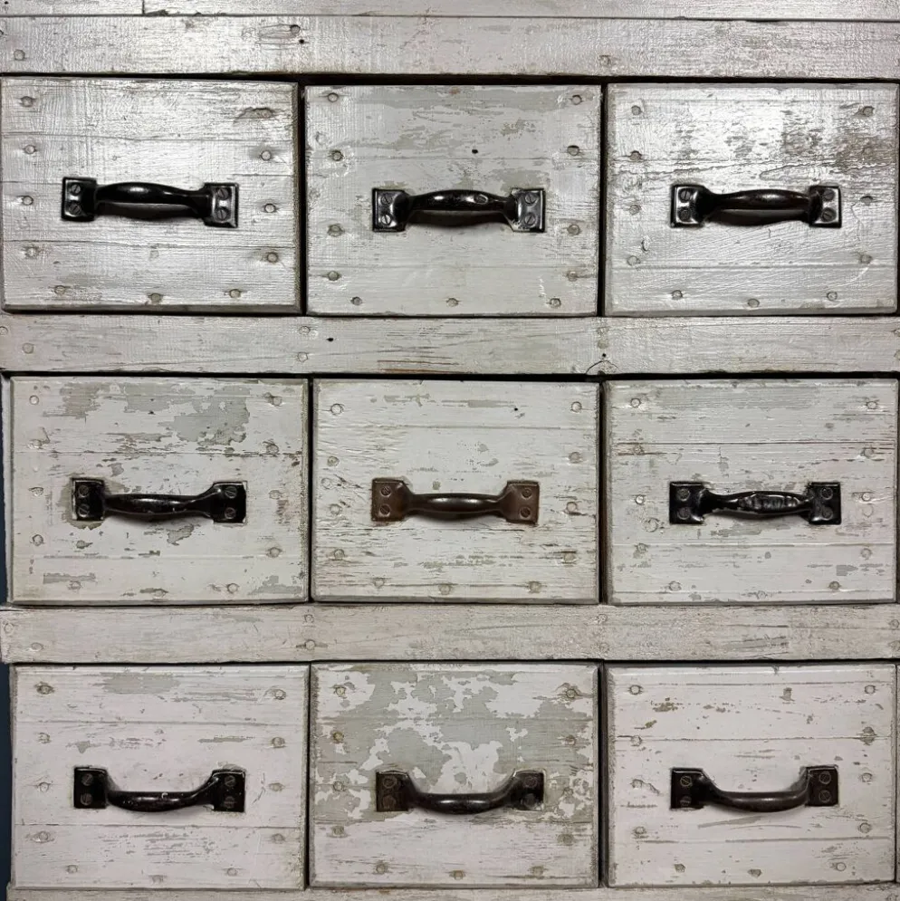 Ancien cabinet d'atelier gris clair avec 25 tiroirs.