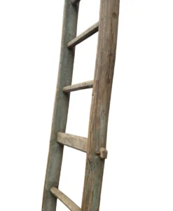 Ancien échelle en tronc d'arbre