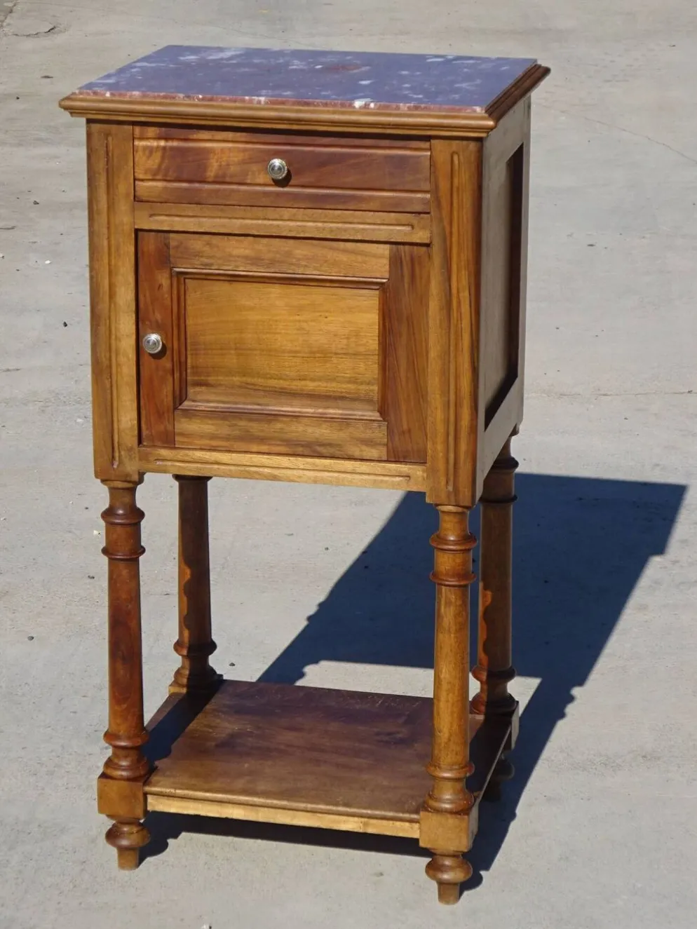 Ancien chevet en noyer massif, dessus en marbre, Louis XVI
