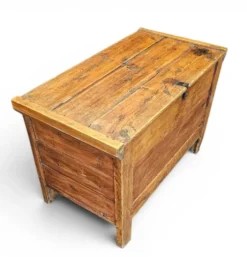Ancien coffre à couvertures / coffre de rangement / bois de pin