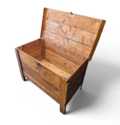 Ancien coffre à couvertures / coffre de rangement / bois de pin