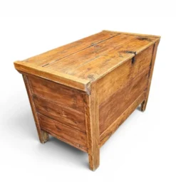 Ancien coffre à couvertures / coffre de rangement / bois de pin