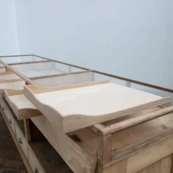 Ancien comptoir de commerce vitré en sapin - début XXème
