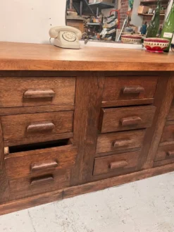 Ancien comptoir de mercerie en chêne