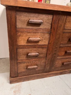 Ancien comptoir de mercerie en chêne