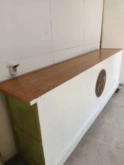 Ancien comptoir en bois