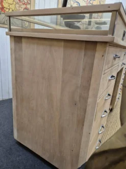 Ancien comptoir vitrine