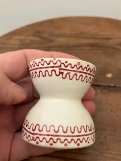 Ancien coquetier diabolo avec motifs bordeaux