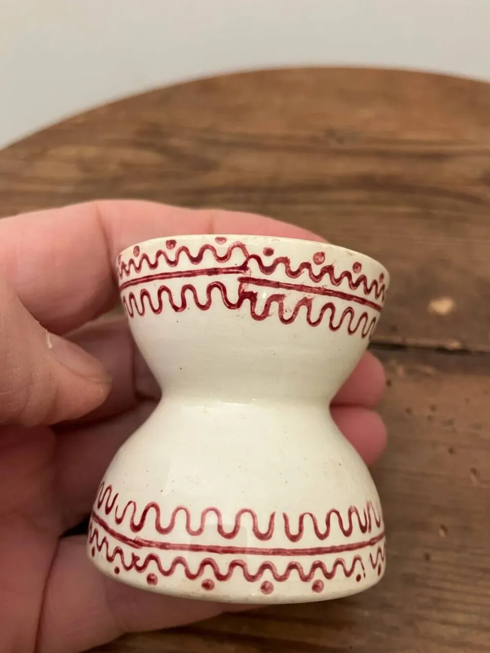 Ancien coquetier diabolo avec motifs bordeaux