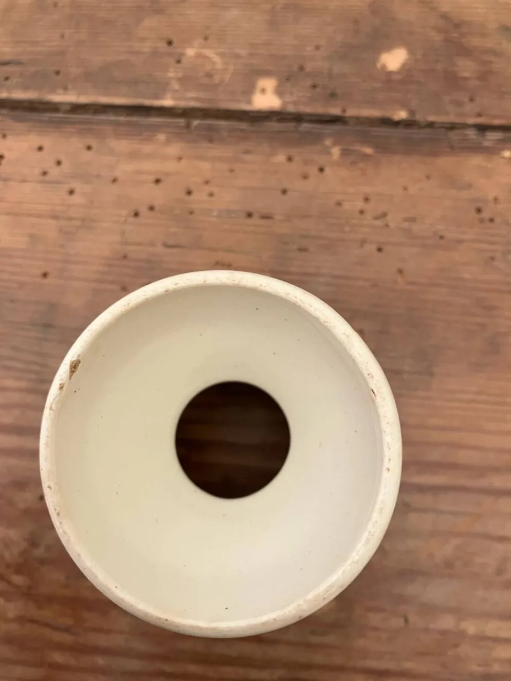 Ancien coquetier diabolo avec motifs bordeaux