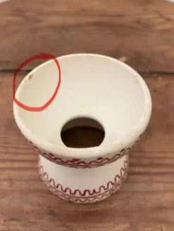 Ancien coquetier diabolo avec motifs bordeaux