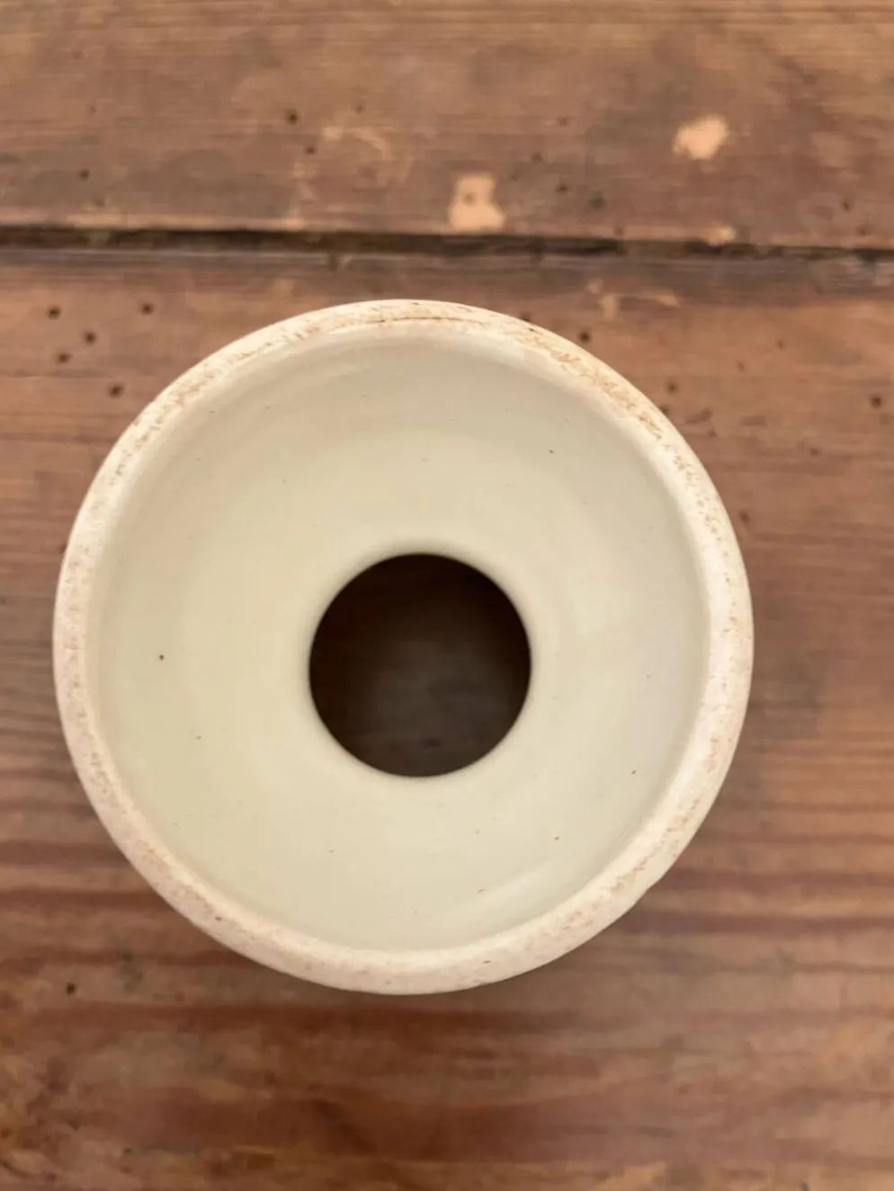 Ancien coquetier diabolo avec motifs bordeaux