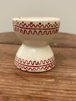 Ancien coquetier diabolo avec motifs bordeaux