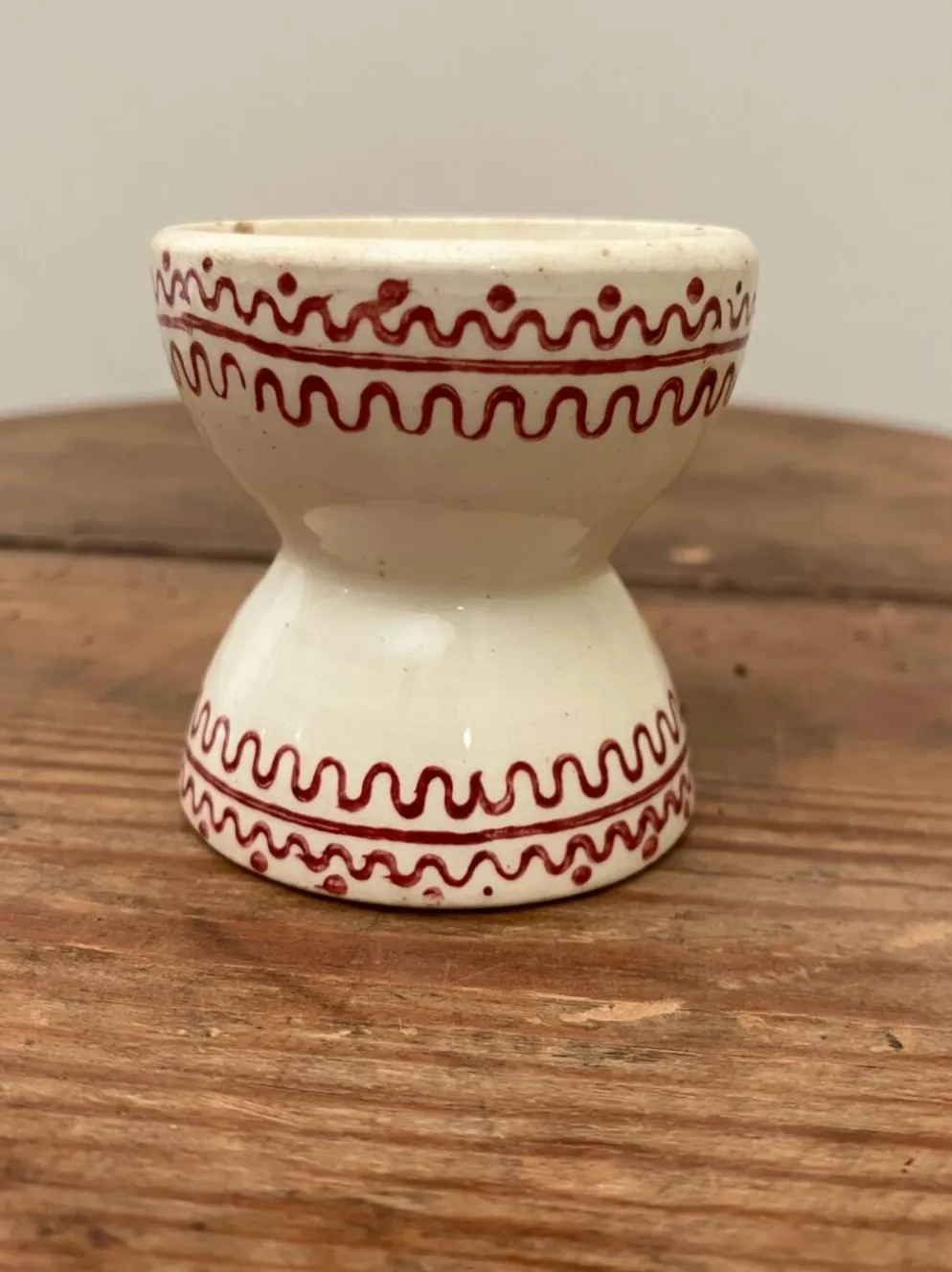 Ancien coquetier diabolo avec motifs bordeaux