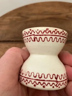 Ancien coquetier diabolo avec motifs bordeaux
