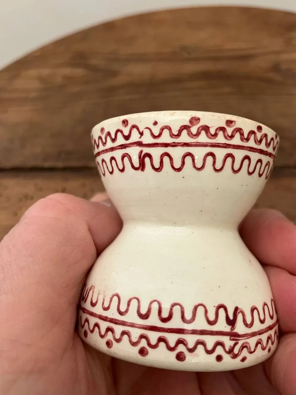 Ancien coquetier diabolo avec motifs bordeaux