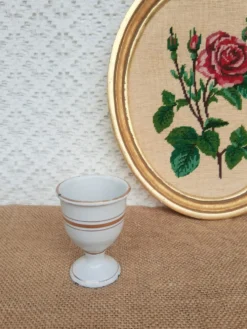 Ancien coquetier émaillé blanc et doré vintage