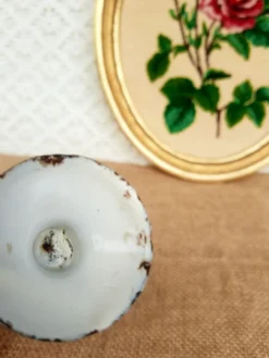 Ancien coquetier émaillé blanc et doré vintage