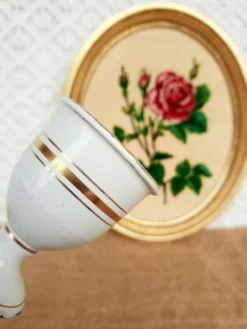 Ancien coquetier émaillé blanc et doré vintage