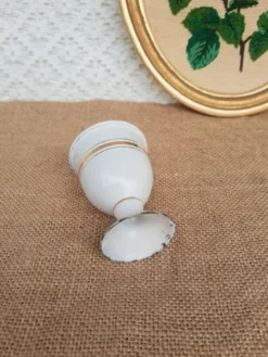 Ancien coquetier émaillé blanc et doré vintage