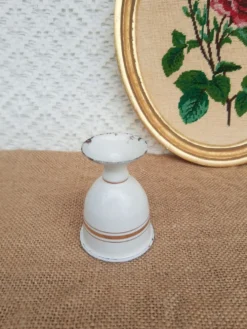 Ancien coquetier émaillé blanc et doré vintage