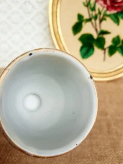 Ancien coquetier émaillé blanc et doré vintage