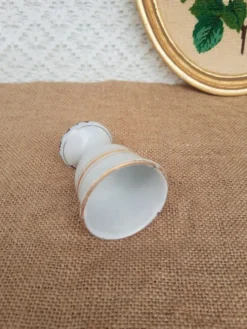 Ancien coquetier émaillé blanc et doré vintage