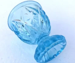 Ancien coquetier piédouche godronné verre bleu transparent