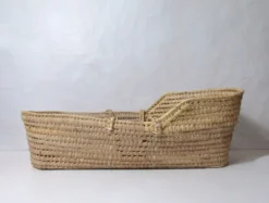 Ancien couffin pour bébé en rotin
