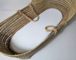 Ancien couffin pour bébé en rotin