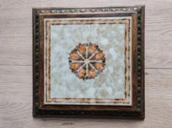Ancien Dessous de Plat en Céramique Italienne et Cadre Bois