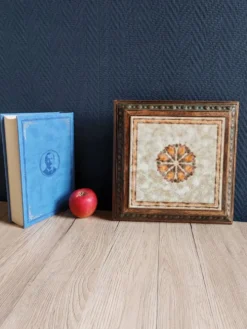 Ancien Dessous de Plat en Céramique Italienne et Cadre Bois