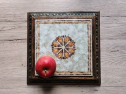Ancien Dessous de Plat en Céramique Italienne et Cadre Bois