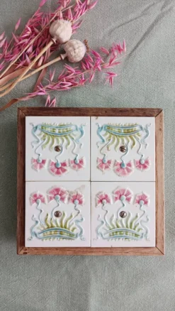 Ancien dessous de plat en faïence et bois