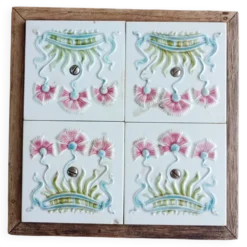 Ancien dessous de plat en faïence et bois