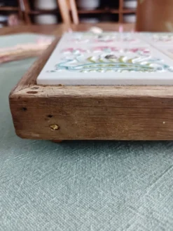 Ancien dessous de plat en faïence et bois