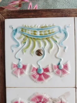Ancien dessous de plat en faïence et bois