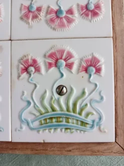 Ancien dessous de plat en faïence et bois