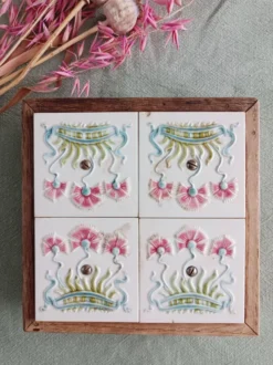 Ancien dessous de plat en faïence et bois