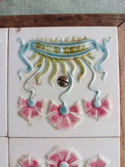 Ancien dessous de plat en faïence et bois