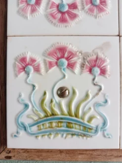 Ancien dessous de plat en faïence et bois