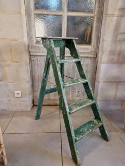 Ancien escabeau atelier peinture