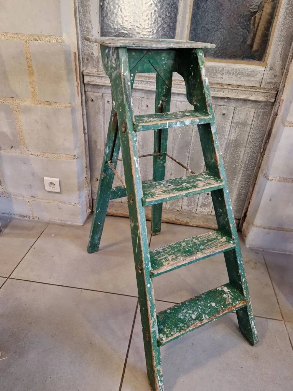 Ancien escabeau atelier peinture