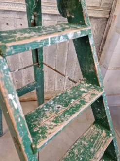 Ancien escabeau atelier peinture