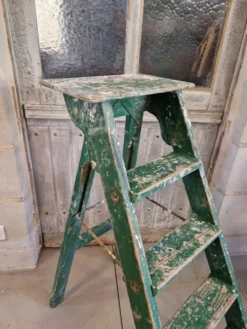 Ancien escabeau atelier peinture
