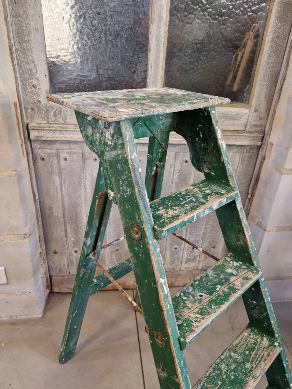 Ancien escabeau atelier peinture