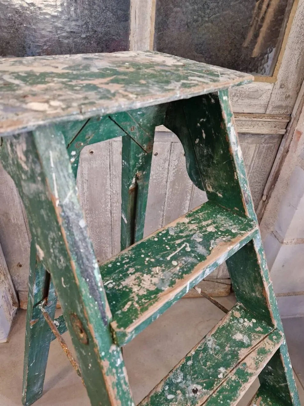 Ancien escabeau atelier peinture
