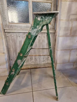 Ancien escabeau atelier peinture