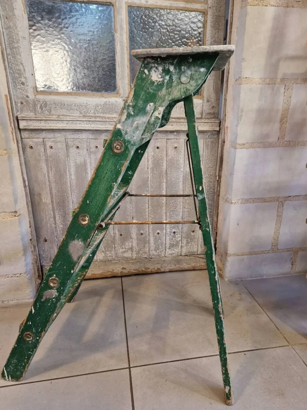 Ancien escabeau atelier peinture